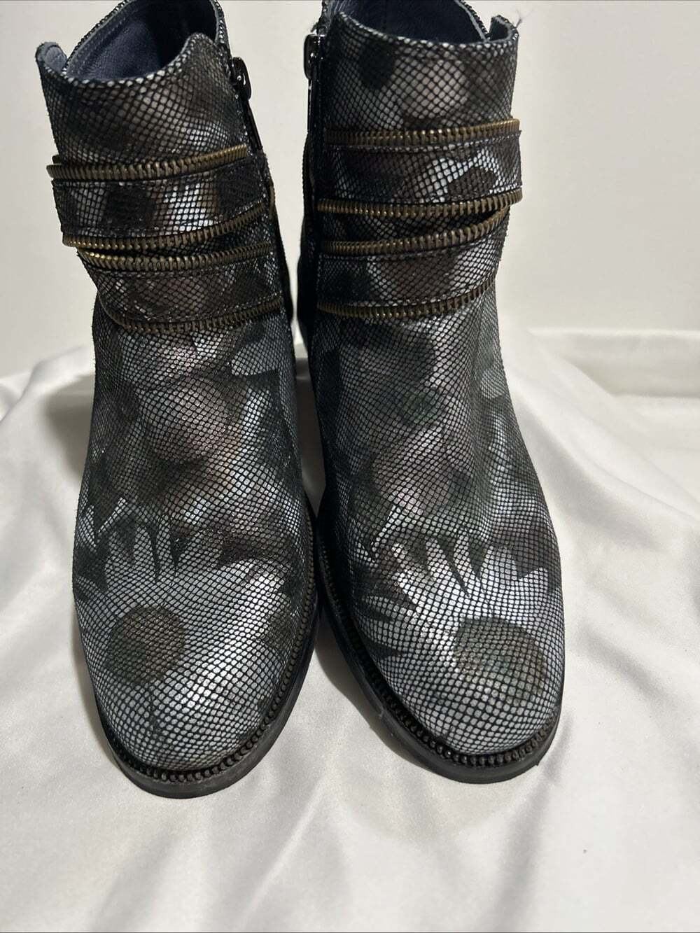 Unity In Diversity Daisy Print Booties Women's Size 6.5